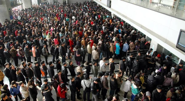 Tłumy Pasażerów Kolejce Zakupu Biletów Kolejowych Dworcu Suzhou Podczas Wiosennego — Zdjęcie stockowe