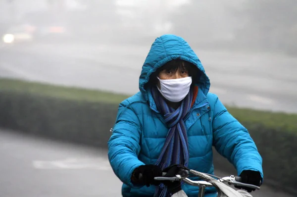 Une Cycliste Masquée Fait Vélo Dans Rue Dans Brouillard Épais — Photo