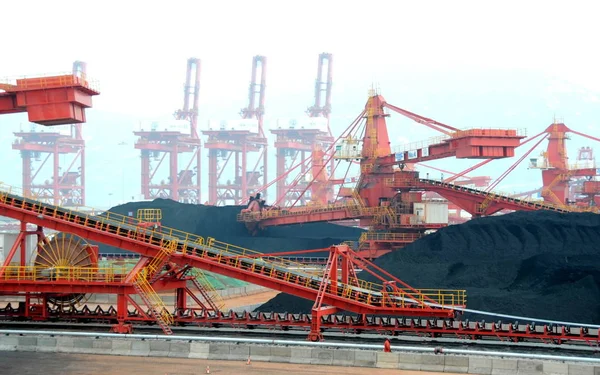 Kömür Yığınları Lianyungang Şehir Lianyungang Limanı Nda Görülür Doğu Çin — Stok fotoğraf