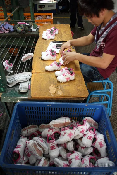 Chinese Worker Manufactures Kids Shoes Plant Jinjiang Haixia Shoes Ltd — стоковое фото