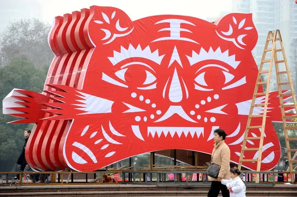 2010年2月4日 在中国中部的湖北省武汉市 中国居民走过虎形剪纸雕塑 为即将到来的春节 即中国农历新年 — 图库照片