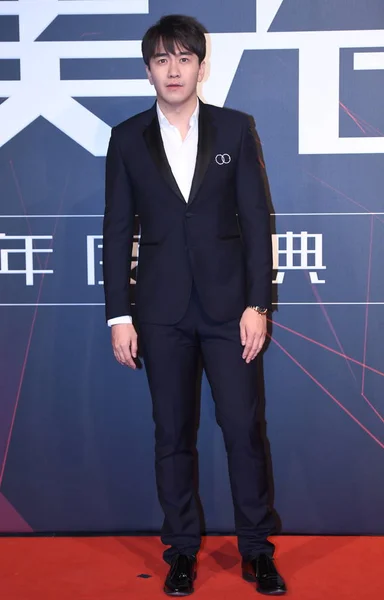 Chinese Acteur Zhai Tianlin Poseert Rode Loper Voor Bazaar Mannen — Stockfoto