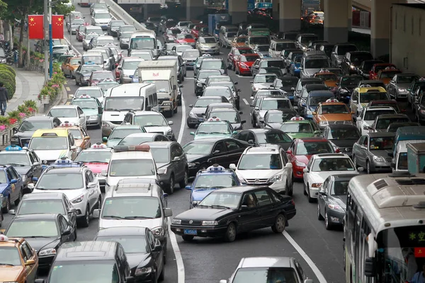 ファイル 上海の交通渋滞で車の大量がゆっくりと移動し 2011年9月30日 — ストック写真