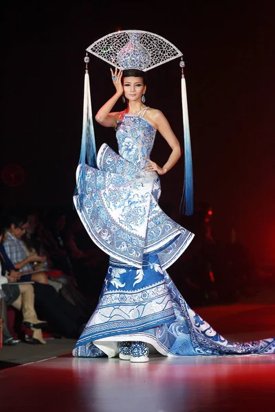 Eine Modelparade Die Kreation Des Chinesischen Modedesigners Guo Pei Auf — Stockfoto