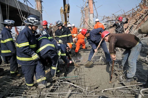Китайские Спасатели Ищут Рабочих Захороненных Обломках Обломков Обломков Строительных Лесов — стоковое фото