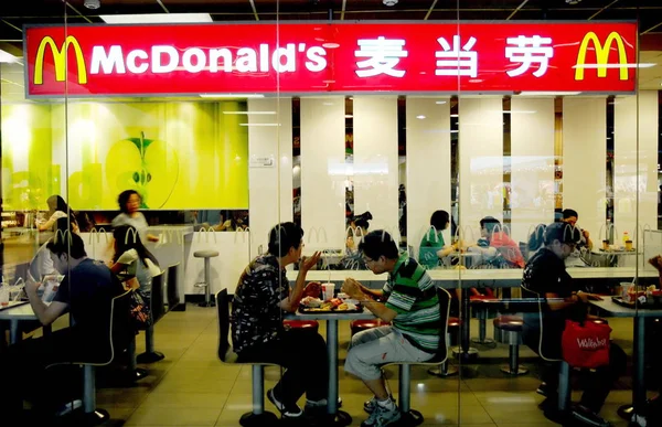 Moradores Chineses Comem Comida Restaurante Fast Food Mcdonalds Pequim China — Fotografia de Stock