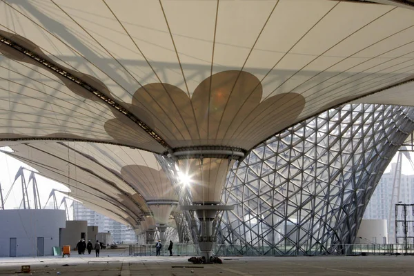 Chinese Construction Workers Walk Sun Valley Cable Membrane Structures Expo — Stock Photo, Image