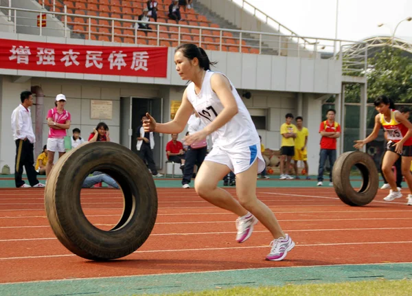 Agricultores Chineses Competem Corrida Pneus Durante Primeiros Jogos Agricultores Hainan — Fotografia de Stock