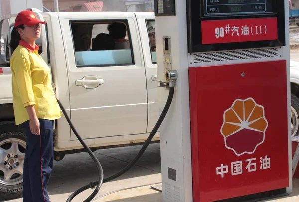 Operaio Cinese Rifornisce Auto Una Stazione Servizio Petrochina Pechino Cina — Foto Stock