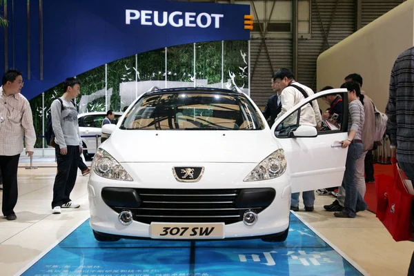 Bezoekers Kijken Naar Een Peugeot 307 Tijdens Een Autoshow Shanghai — Stockfoto