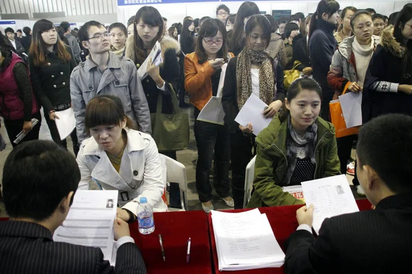 Graduados Chinos Hacen Cola Para Entrevistas Entregan Sus Currículos Una — Foto de Stock