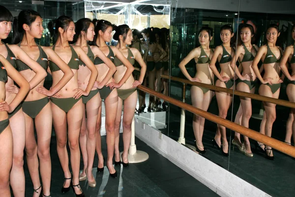 Studenti Cinesi Vestiti Bikini Partecipano Una Sessione Formazione Modello Centro — Foto Stock