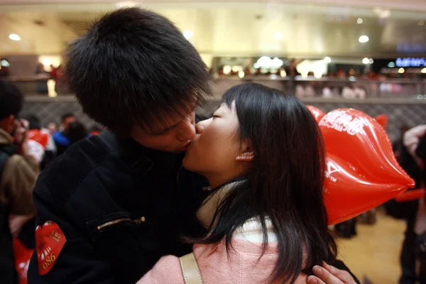 Пара Молодых Китайских Влюбленных Целуются Время Кампании Случаю Предстоящего Дня — стоковое фото