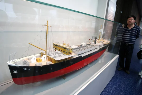 Visitantes Chineses Olham Para Navio Modelo Museu Marítimo China Xangai — Fotografia de Stock