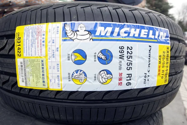 Ελαστικά Michelin Θεωρούνται Προς Πώληση Στη Σαγκάη Κίνα Φεβρουαρίου 2010 — Φωτογραφία Αρχείου