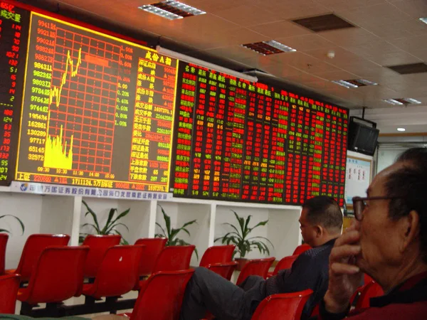 Китайские Инвесторы Смотрят Цены Акций Зеленые Падение Цен Брокерской Компании — стоковое фото