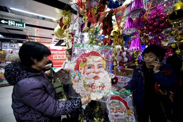 Kunden Kaufen Weihnachtsdekoration Auf Einem Warenmarkt Peking China Dezember 2011 — Stockfoto