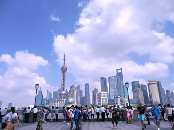 Kínai Külföldi Turisták Látogasson Bund Skyline Lujiazui Pénzügyi Negyedében Jinmao — Stock Fotó