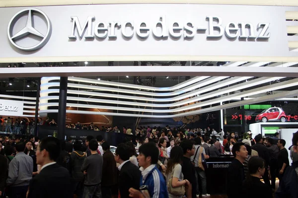 Bezoekers Menigte Stand Van Mercedes Benz 13E Shanghai International Automobielindustrie — Stockfoto