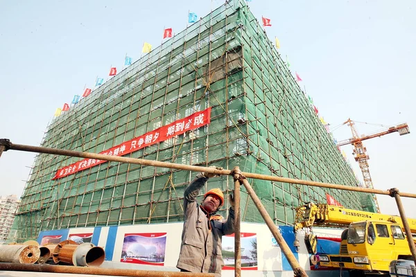 Ein Chinesischer Arbeiter Auf Der Baustelle Des Westbahnhofs Shanghai China — Stockfoto
