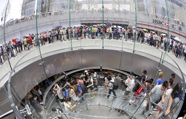 Stora Folkmassor Vänta Med Att Komma Apple Store Lujiazui Financial — Stockfoto