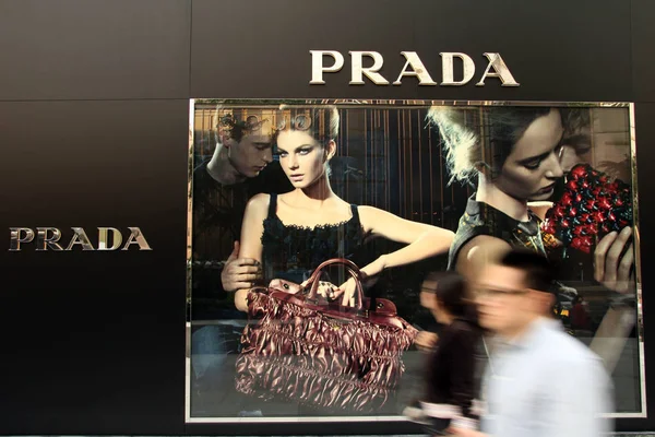 File Residenti Locali Passano Davanti Una Boutique Prada Shanghai Cina — Foto Stock