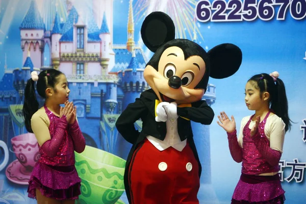 Mickey Mouse Posa Entre Dos Chicas Jóvenes Una Conferencia Prensa —  Fotos de Stock