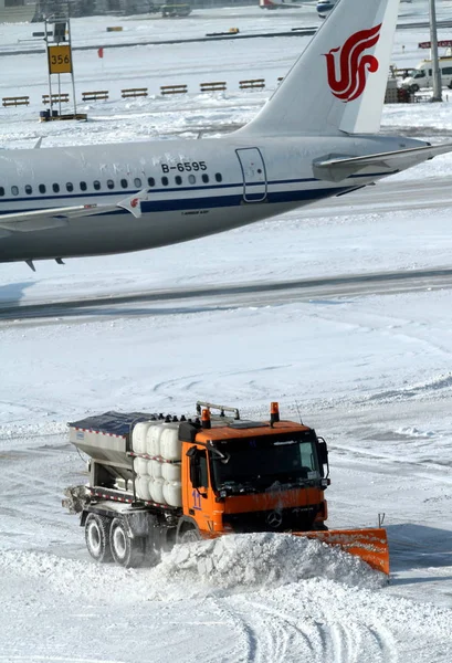 Pojazd Czyszczący Śnieg Usuwa Śnieg Lotnisku Pekinie Ciężkim Śniegu Pekinie — Zdjęcie stockowe