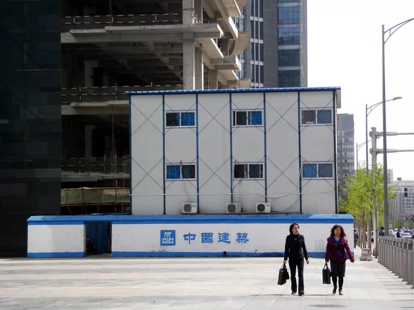 Místní Obyvatelé Projdete Kolem Staveniště Cscec Čínská Státní Stavební Inženýrská — Stock fotografie