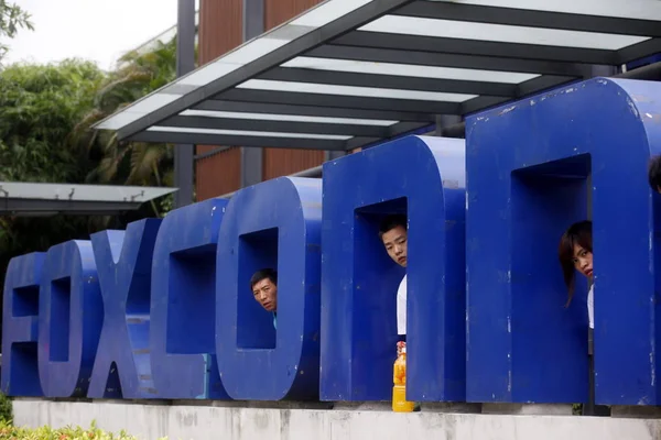 Çin Foxconn Çalışanları Longhua Kasabasında Foxconn Bitkinin Kapısı Yakınında Bir — Stok fotoğraf