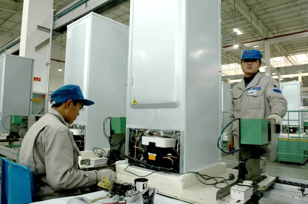 Chinese Factory Workers Assemble Refrigerators Production Line Plant Haier Group — Stock Photo, Image