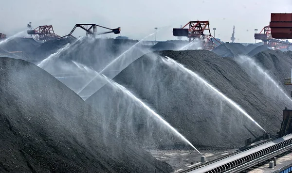 Boquillas Ducha Rocían Agua Sobre Pilas Carbón Coalyard Puerto Qinhuangdao — Foto de Stock