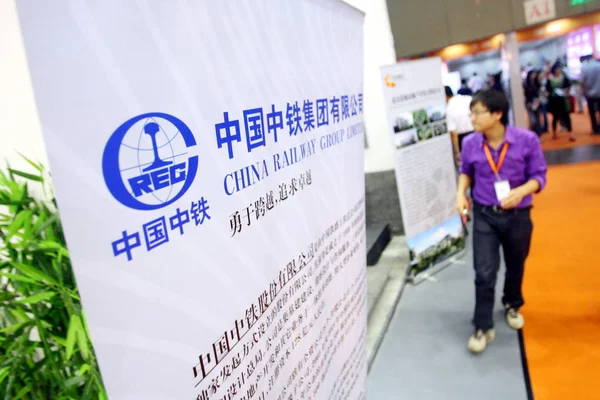 Návštěvník Prochází Kolem Stánku Čínské Železnice Group Limited Během Výstavy — Stock fotografie