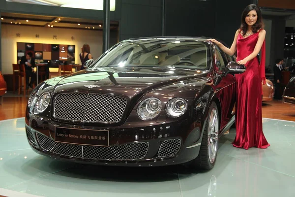 Модель Позирует Bentley Автомобиль Время Китай Гуанчжоу Международная Автомобильная Выставка — стоковое фото
