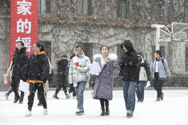 2019 中国の北京で降雪時中央戯劇学院で主要なパフォーマンスの最初のテストに参加する中国の候補者 — ストック写真