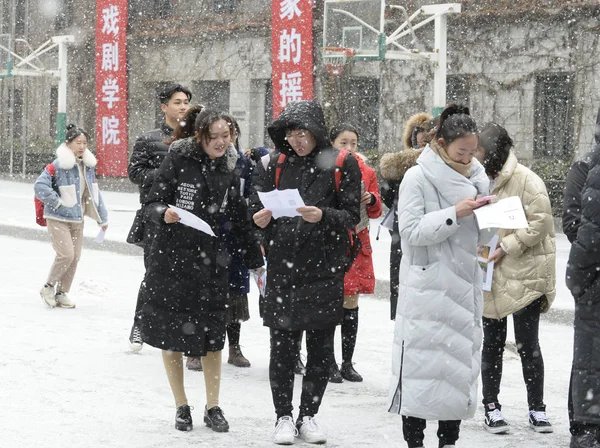 2019 中国の北京で降雪時中央戯劇学院で主要なパフォーマンスの最初のテストに参加する中国の候補者 — ストック写真