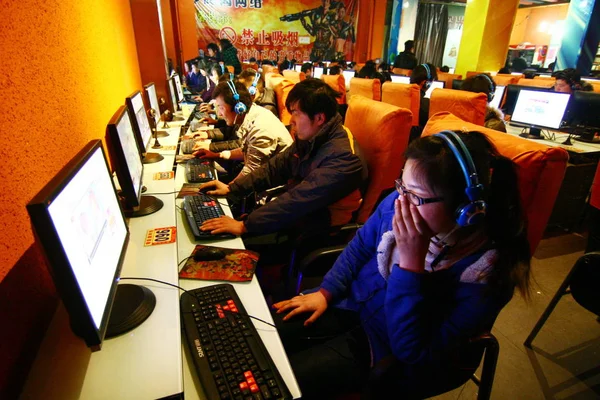 Les Internautes Chinois Jouent Des Jeux Ligne Dans Cybercafé Ville — Photo