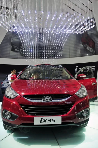 Besökare Tittar Hyundai Ix35 Auto Show Shenzhen South Chinas Guangdong — Stockfoto