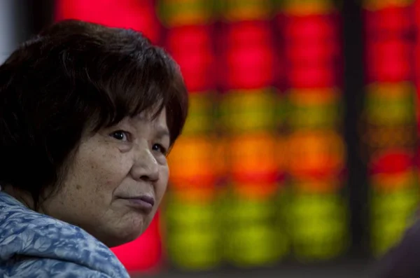 Inversor Chino Examina Los Precios Las Acciones Verdes Para Caída —  Fotos de Stock