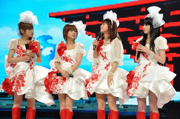 2010年1月31日 上海のSmg春祭りガラテレビ番組で 日本のポップグループ モーニング娘 の高橋愛 新垣理佐 亀井えり 三井愛香が出演 — ストック写真