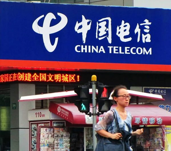 File 여성이 2011년 상하이의 차이나 텔레콤 지점을 지나걷고 — 스톡 사진