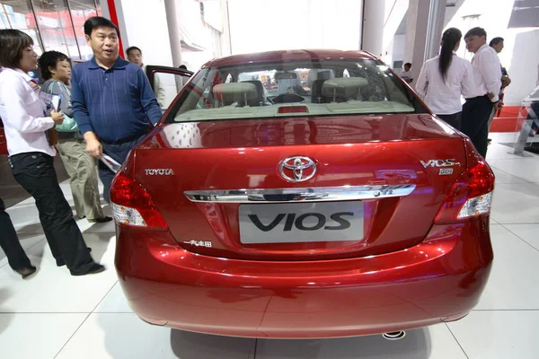 Los Visitantes Observan Toyota Vios Durante Una Exposición Automóviles Jinan —  Fotos de Stock