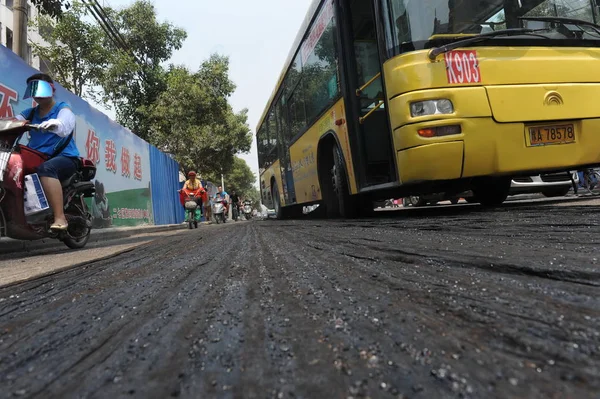 Autobús Atascado Calle Zhengzhou Centro Provincia Chinas Henan Julio 2010 — Foto de Stock