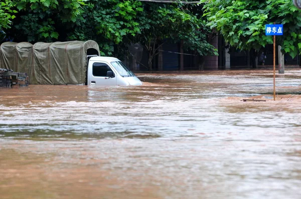 Egy Teherautó Alá Floodwaters Után Heves Esőzések Neijiang Város Délnyugati — Stock Fotó