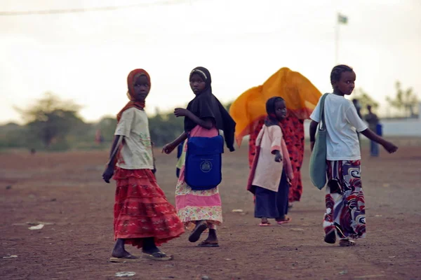 Somalijskich Dzieci Chodzić Gołej Ziemi Somalii Styczeń 2009 — Zdjęcie stockowe