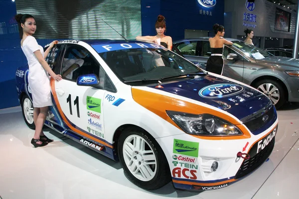 Modelos Posan Por Los Coches Ford Durante Una Exhibición Automóviles —  Fotos de Stock