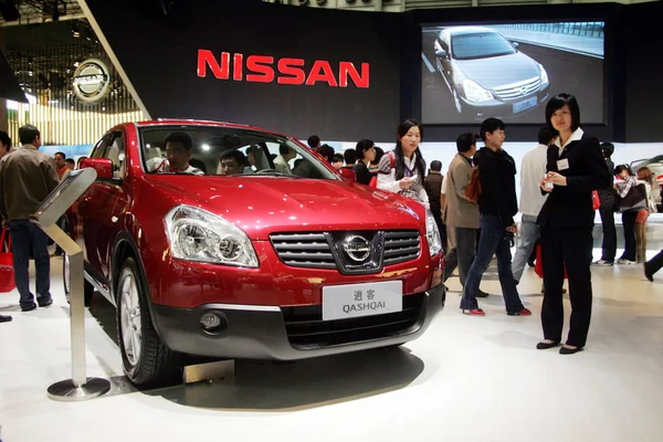 Látogató Pillantást Nissan Qashqai Kijelzőn Kiállításon Shanghai Nemzetközi Automobil Ipar — Stock Fotó