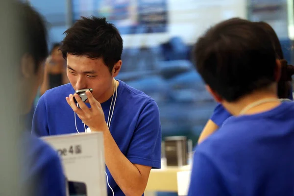 Ein Angestellter Probiert Ein Iphone Smartphone Einem Apple Store Hongkong — Stockfoto