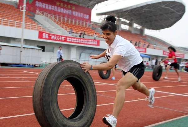 Agricultores Chineses Competem Corrida Pneus Durante Primeiros Jogos Agricultores Hainan — Fotografia de Stock