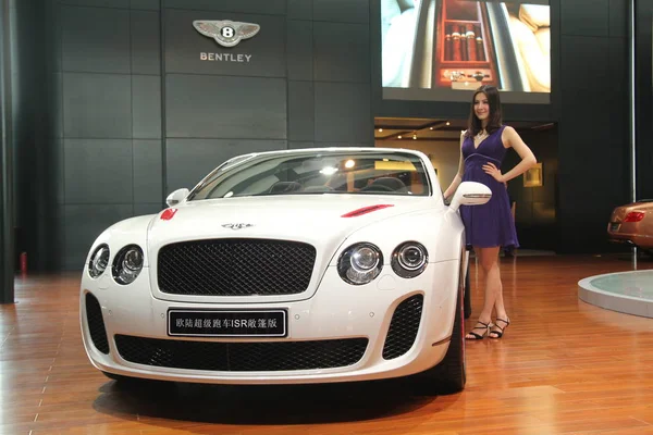 Modelo Posa Por Carro Bentley Durante 9Th China Guangzhou International — Fotografia de Stock